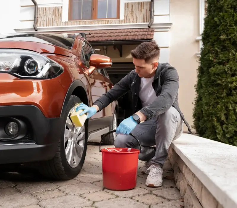Lavage auto à domicile Lussan : professionnel intervenant sur un véhicule